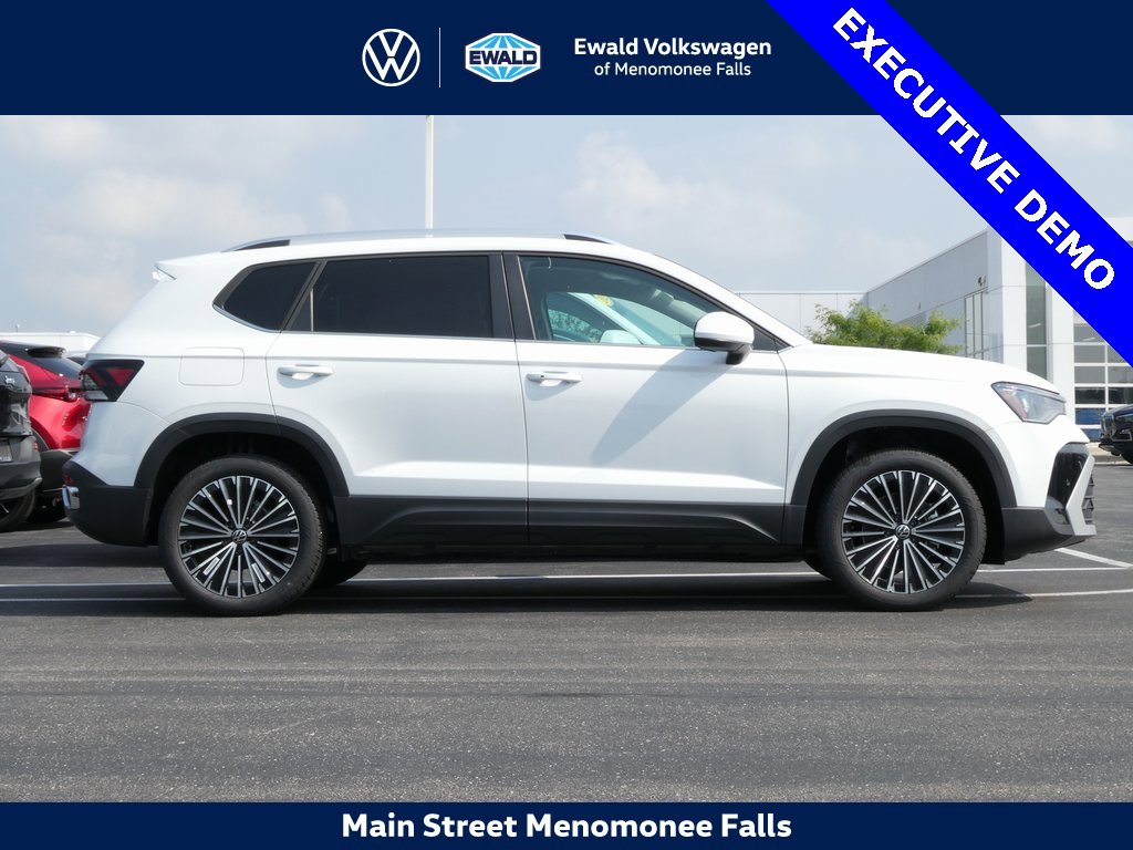 New 2025 Volkswagen Taos SE image 2