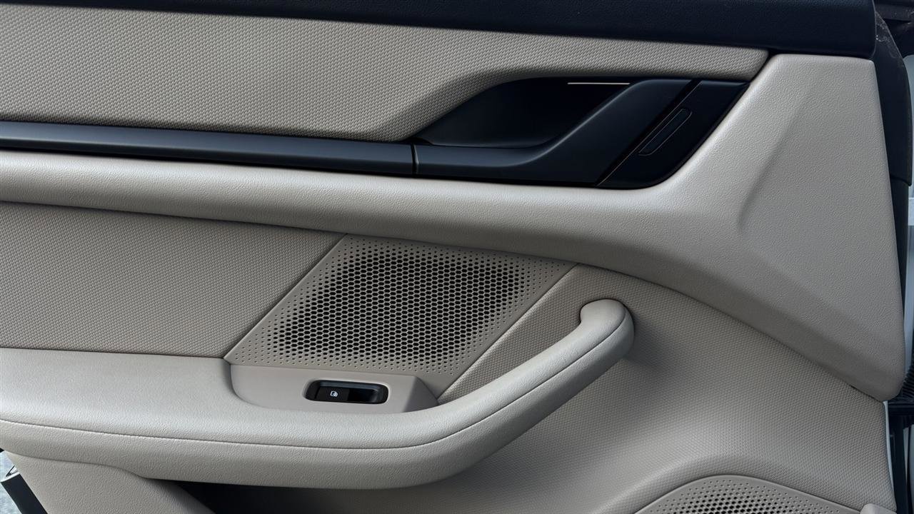 Used 2022 Porsche Taycan image 32