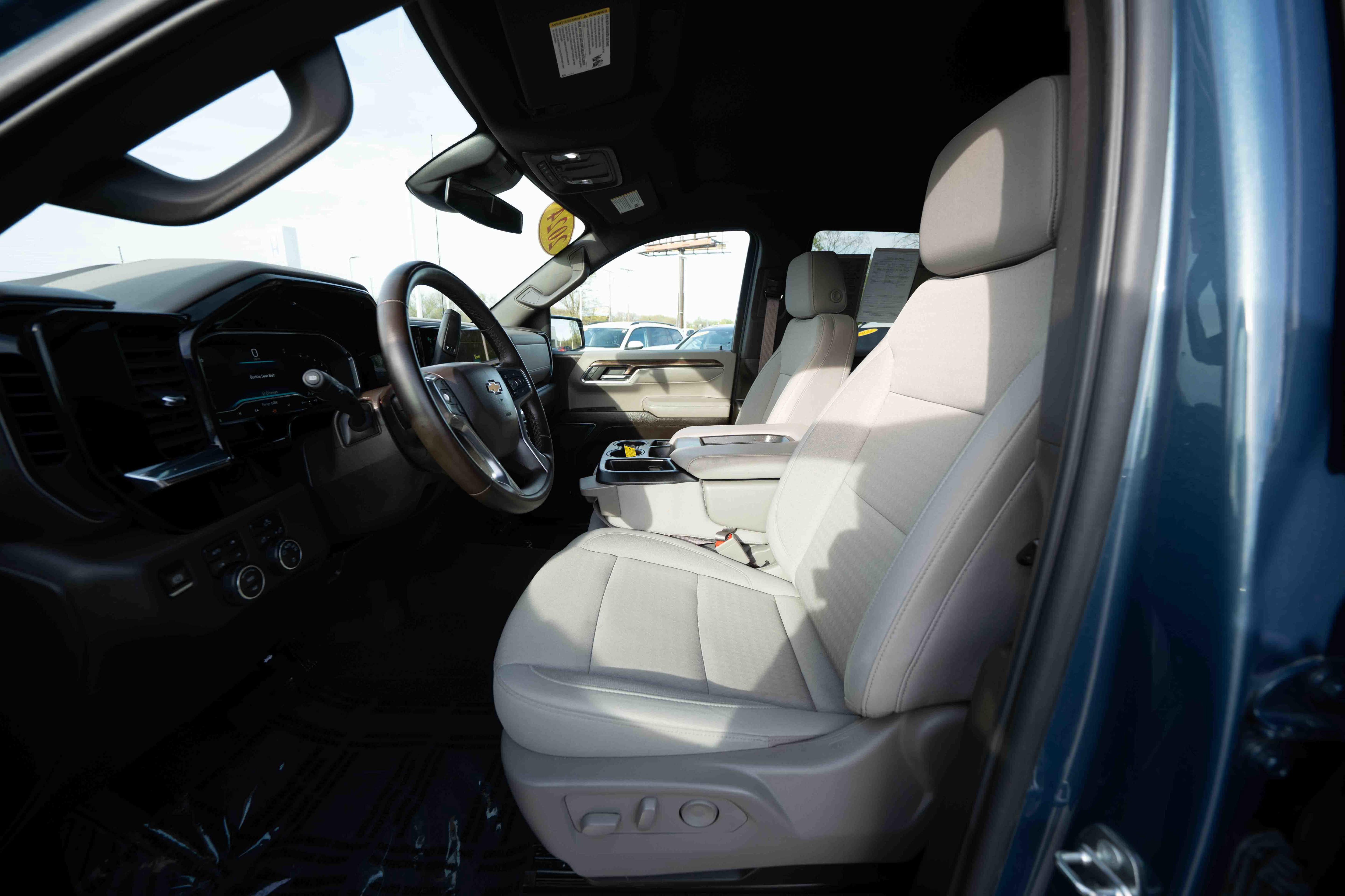 Used 2024 Chevrolet Silverado 1500 LT w/ Z71 Off-Road Package AWD/4WD image 9