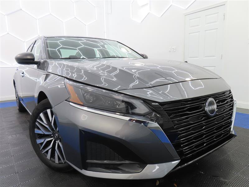 Used 2025 Nissan Altima 2.5 SV FWD image 2