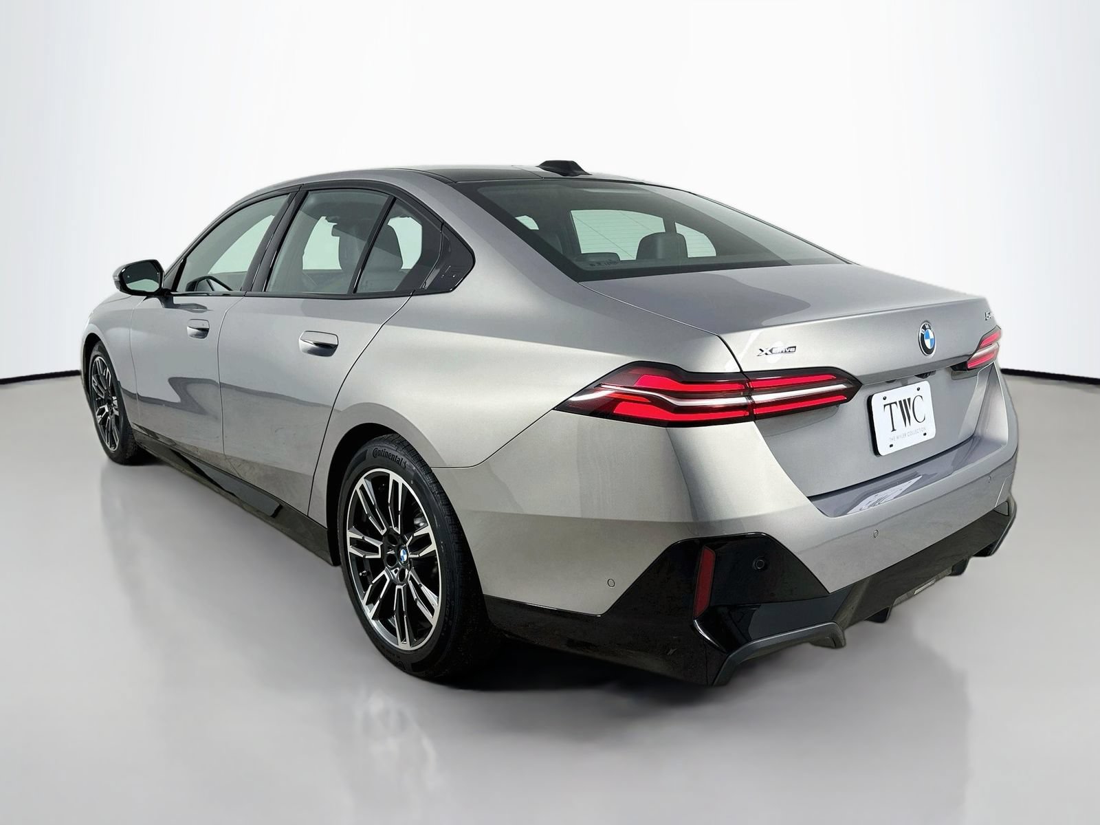 Used 2026 BMW 540i xDrive w/ M Sport Package AWD/4WD image 7