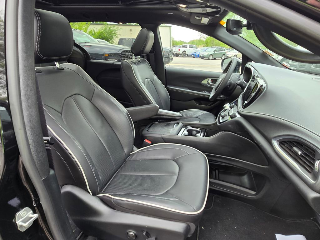 Used 2026 Chrysler Pacifica Limited FWD image 17