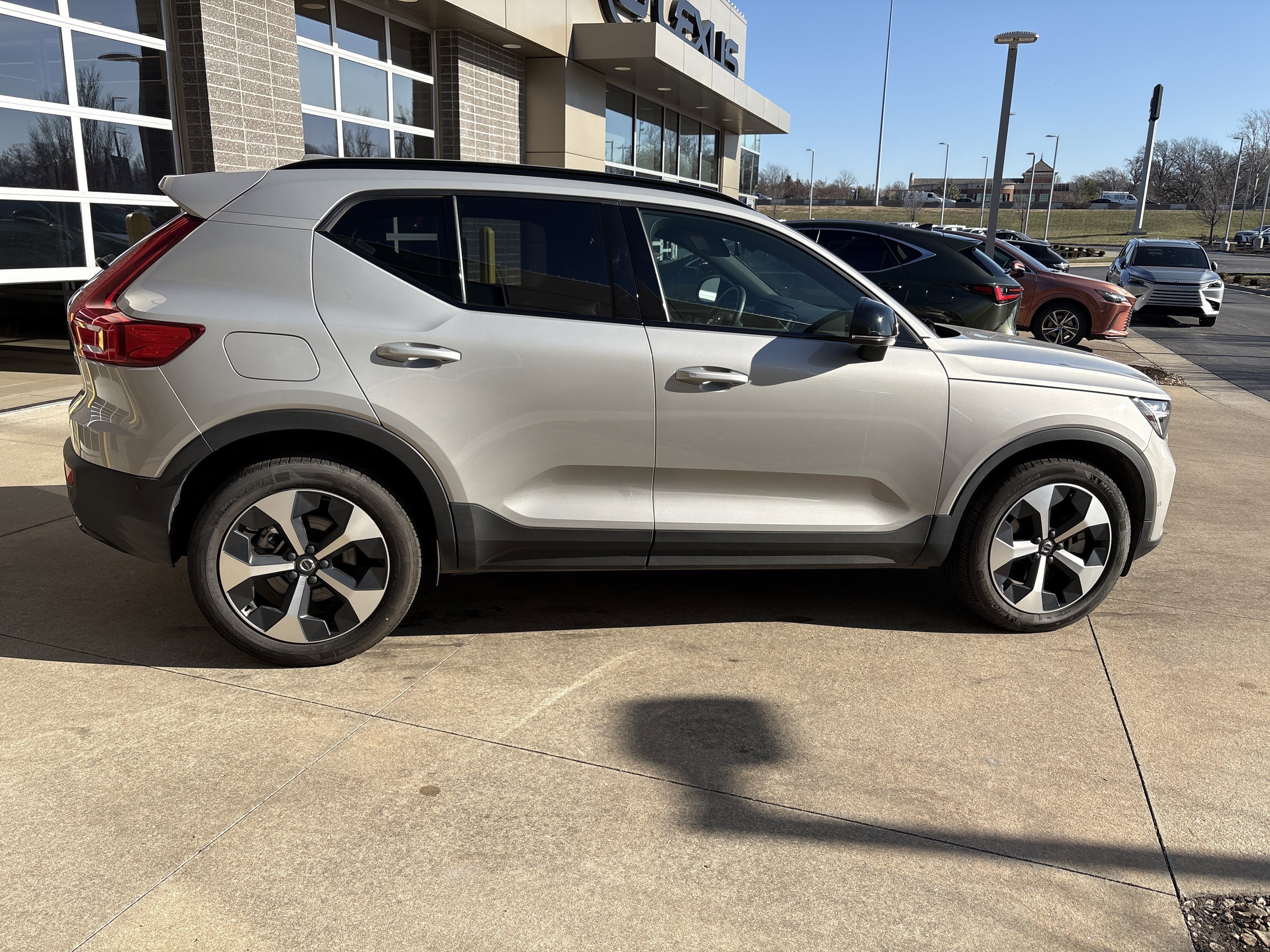 Used 2025 Volvo XC40 B5 Plus image 30