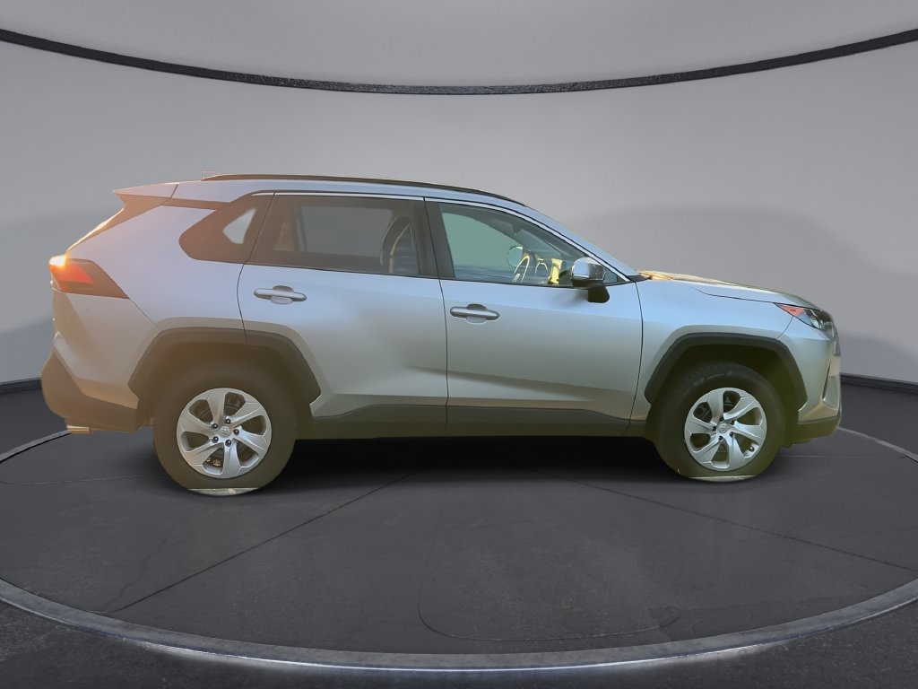 Used 2019 Toyota RAV4 LE FWD image 9