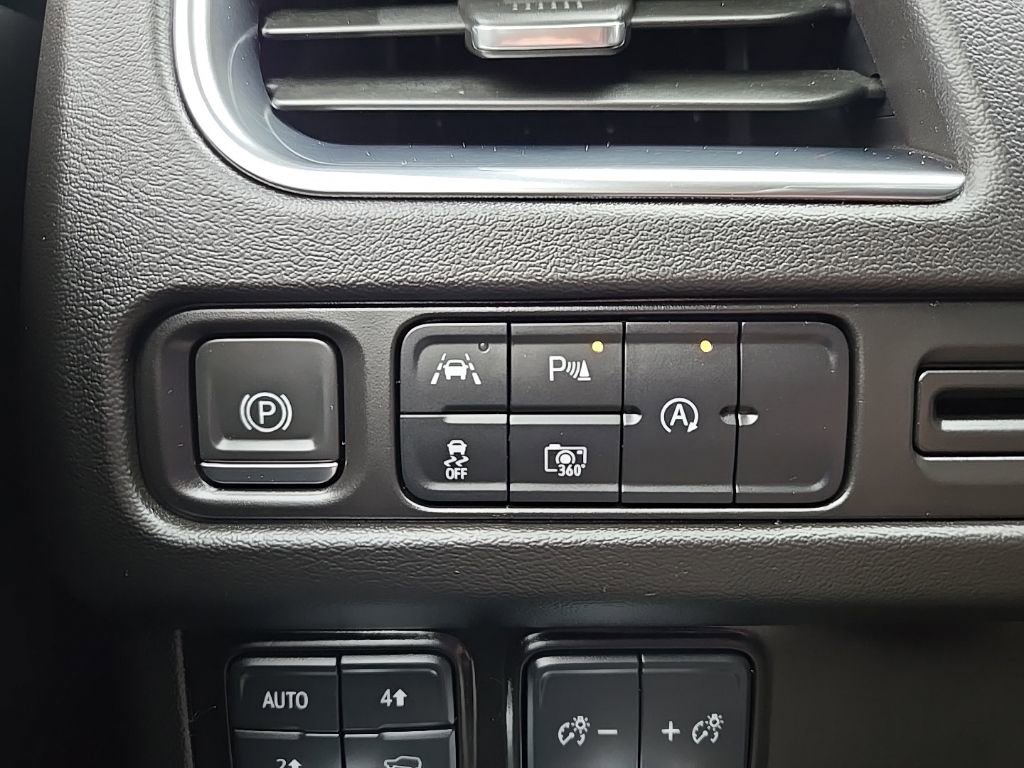 Used 2023 GMC Yukon SLT w/ SLT Premium Package image 19