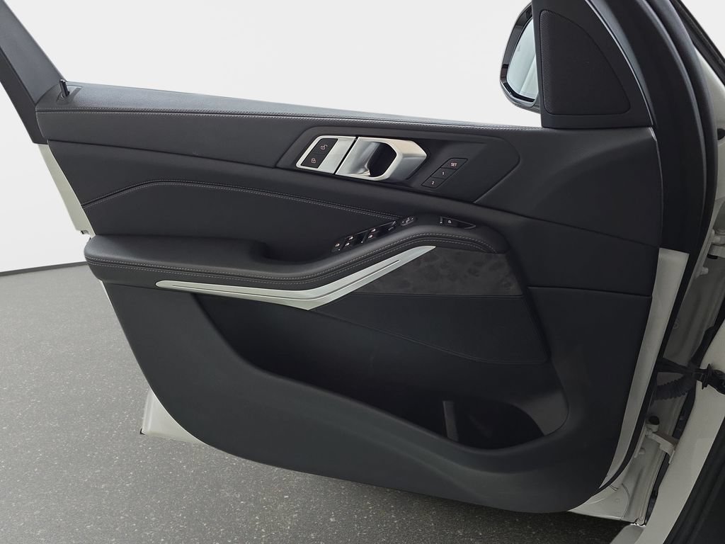 Used 2022 BMW X5 xDrive40i w/ M Sport Package AWD/4WD image 28