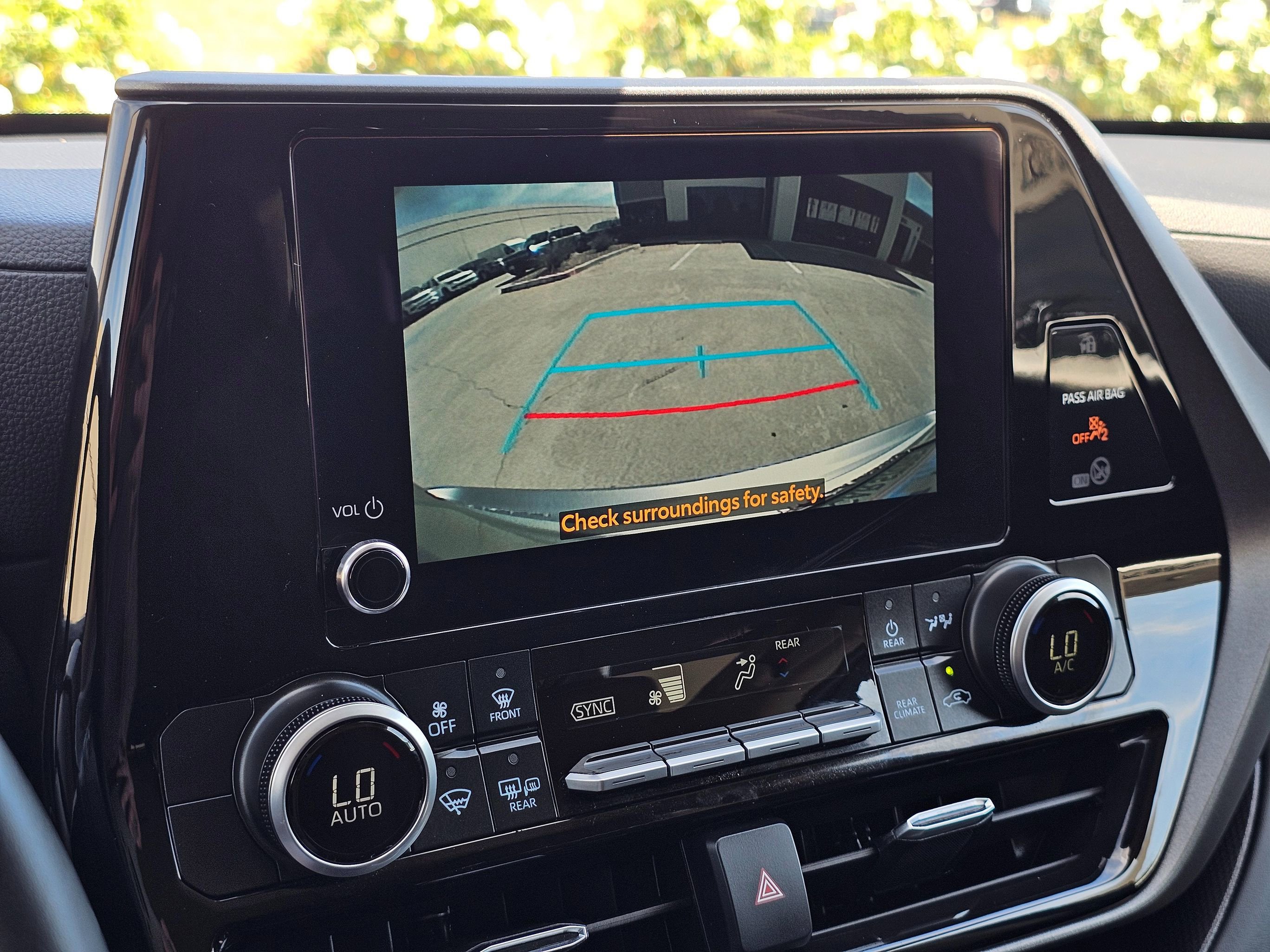 Used 2025 Toyota Highlander LE FWD image 32