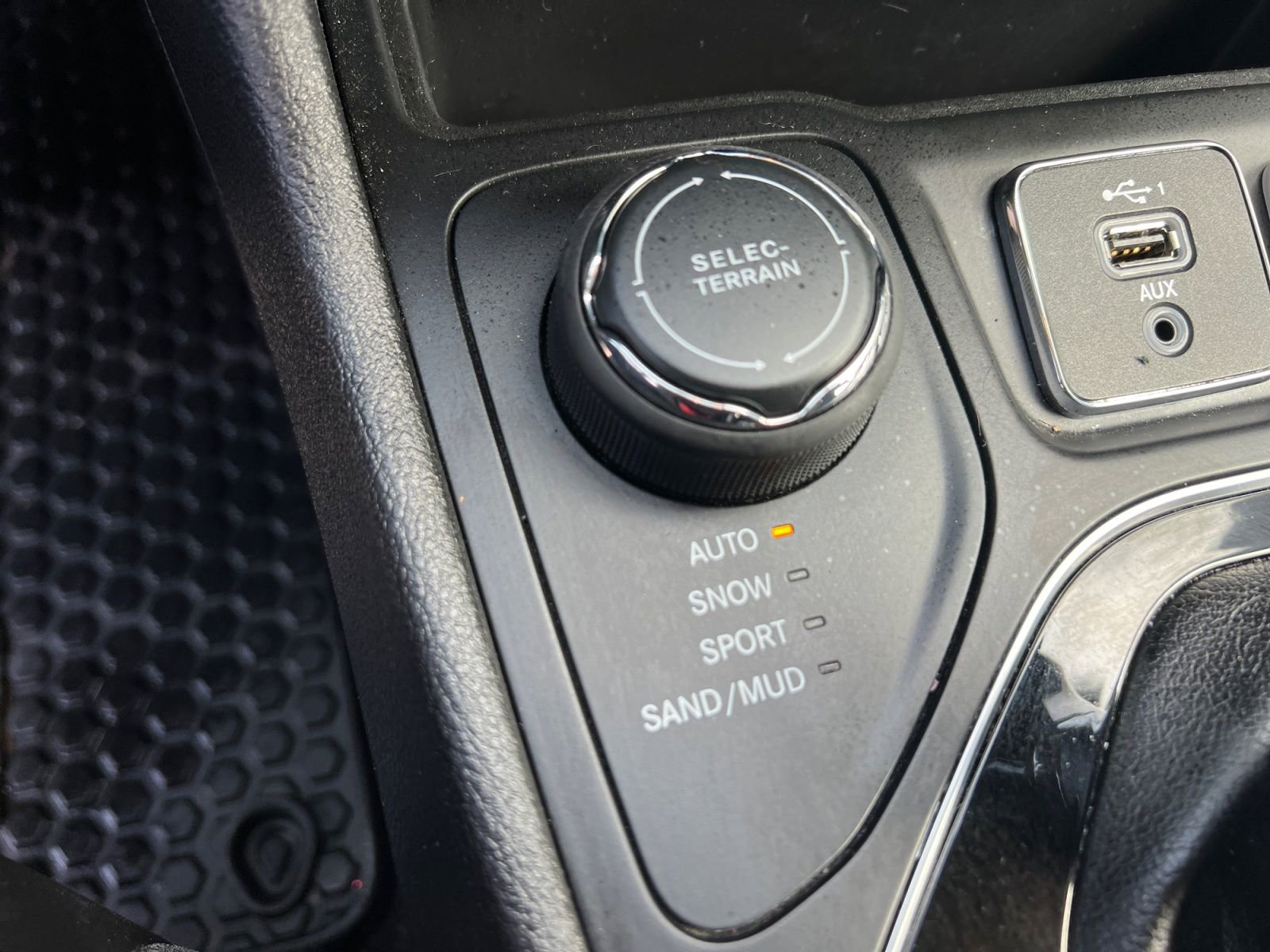 Used 2019 Jeep Cherokee Latitude Plus image 25