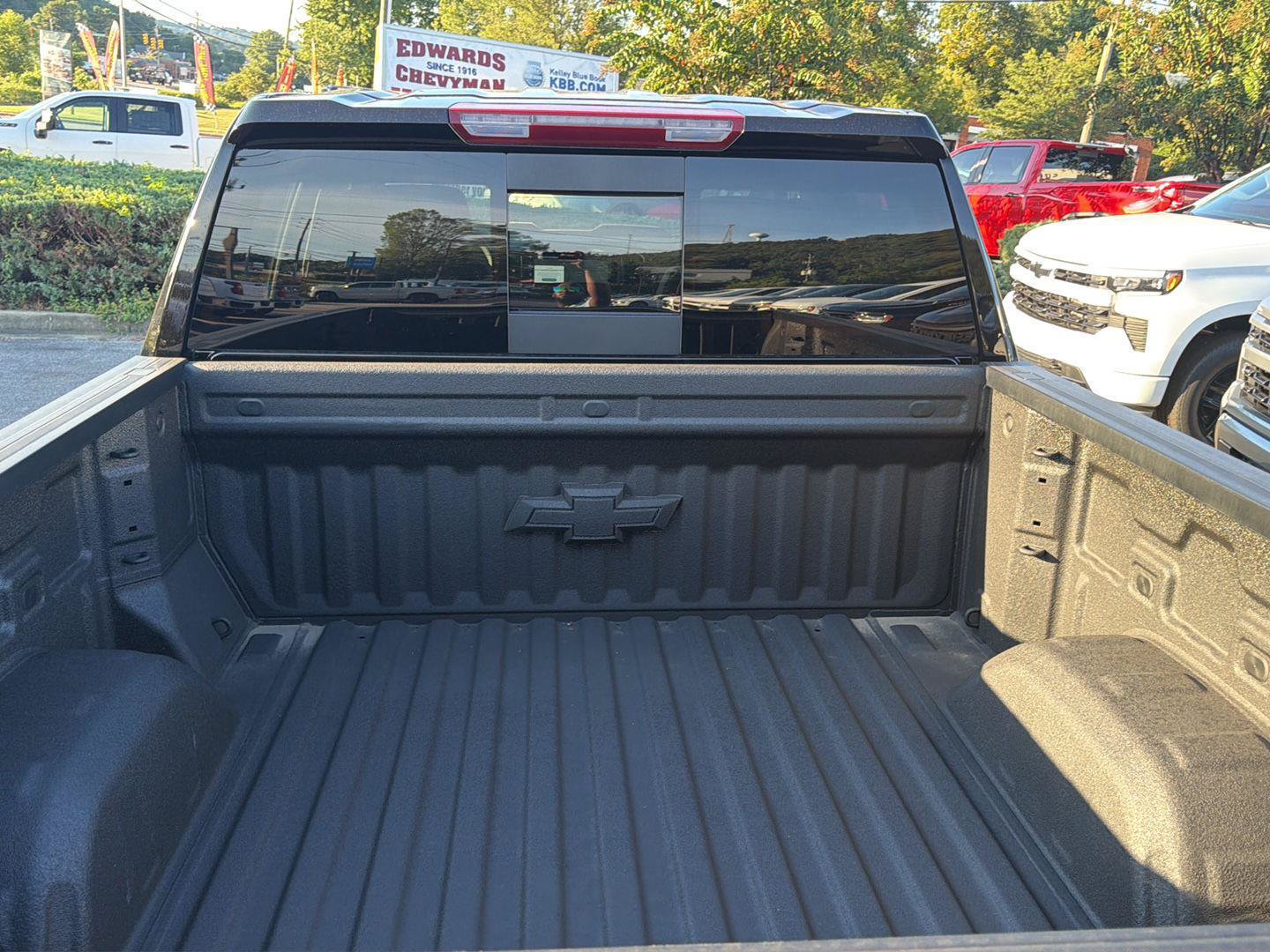 Used 2026 Chevrolet Silverado 1500 LT Trail Boss w/ LT Trail Boss Premium Package AWD/4WD image 16