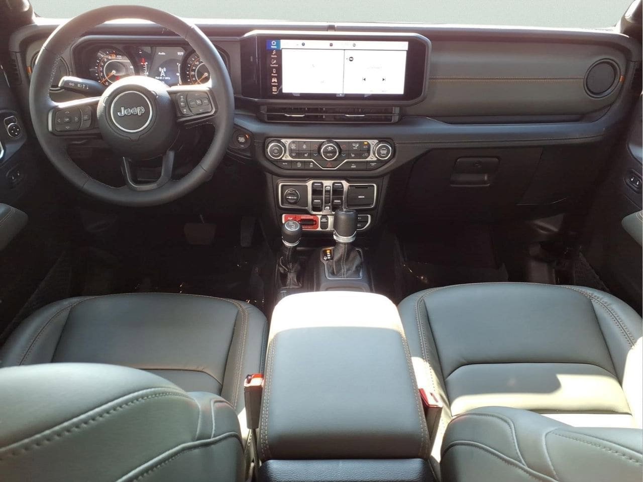 Used 2025 Jeep Gladiator Mojave w/ Convenience Group AWD/4WD image 11