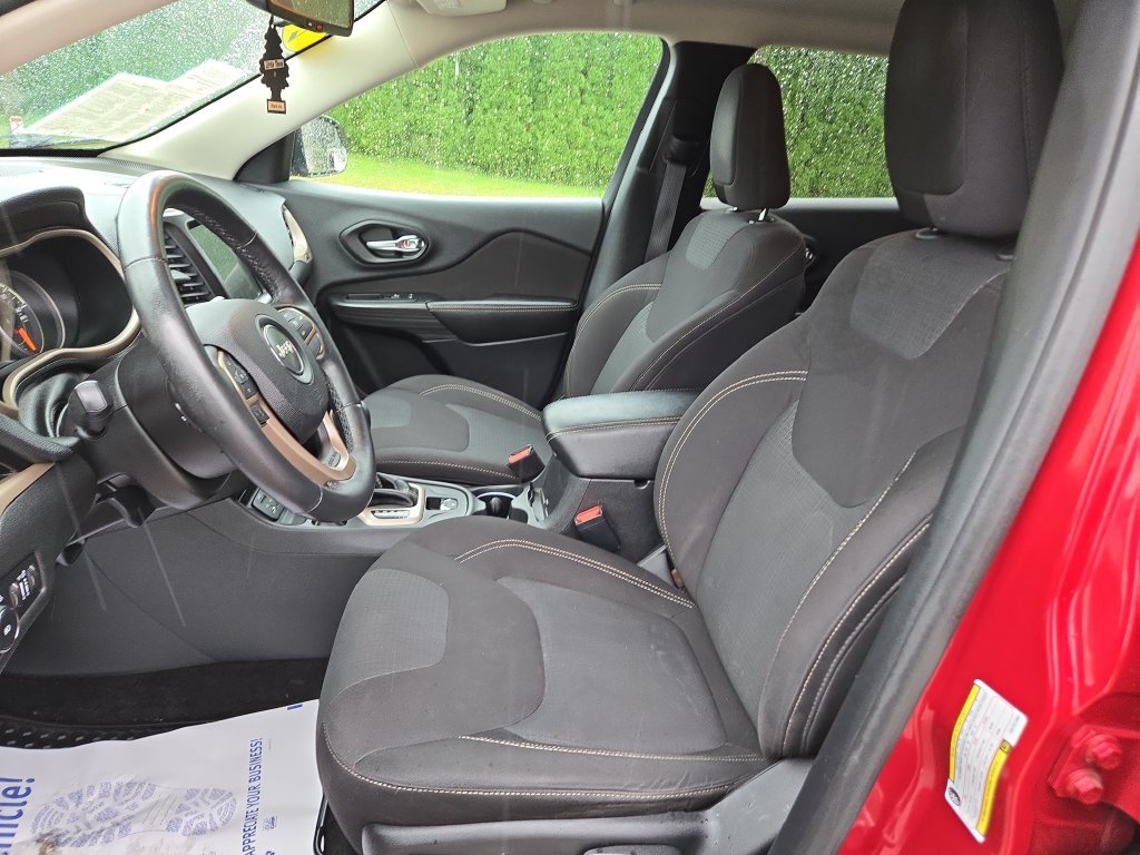 Used 2016 Jeep Cherokee Latitude w/ Cold Weather Group FWD image 19