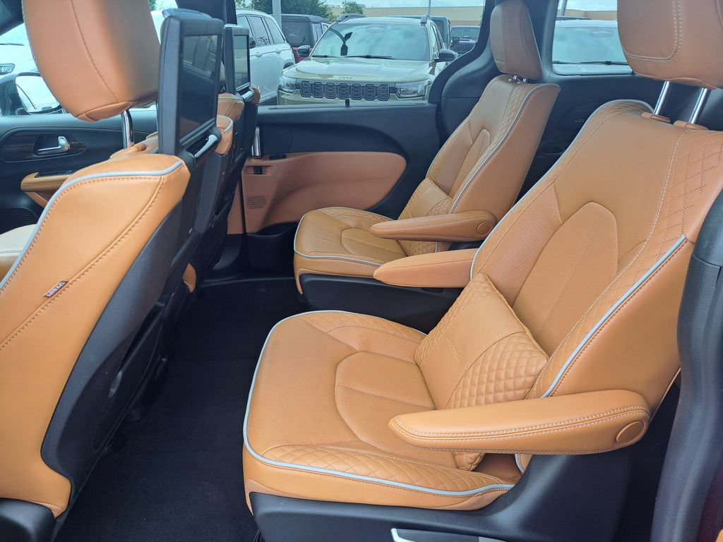 Used 2023 Chrysler Pacifica Pinnacle FWD image 28