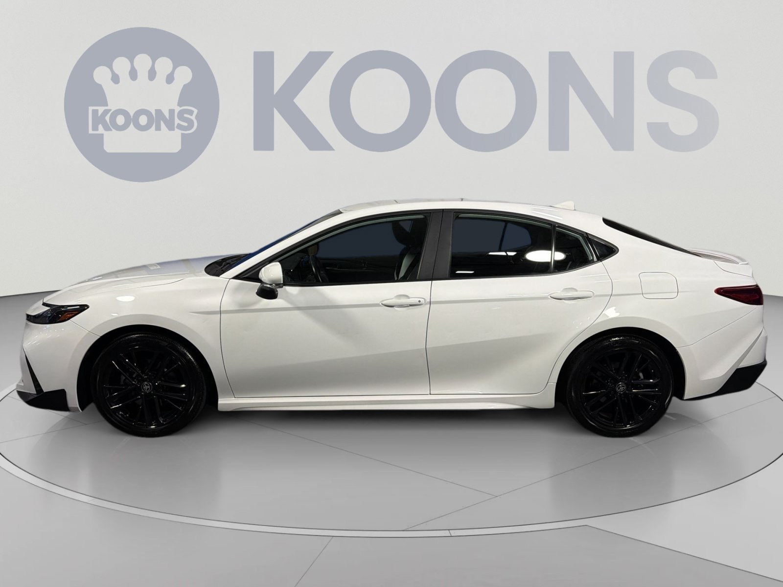 Used 2025 Toyota Camry SE FWD image 2