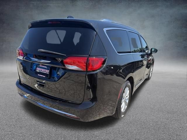 Used 2019 Chrysler Pacifica Touring-L FWD image 6