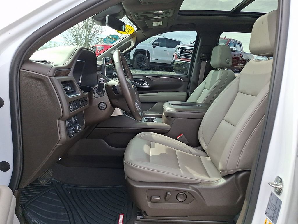 Used 2023 Chevrolet Suburban LT w/ Luxury Package image 16