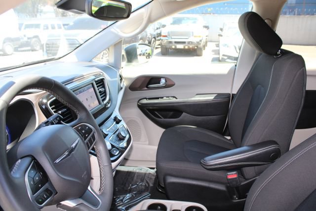 Used 2024 Chrysler Voyager LX FWD image 38