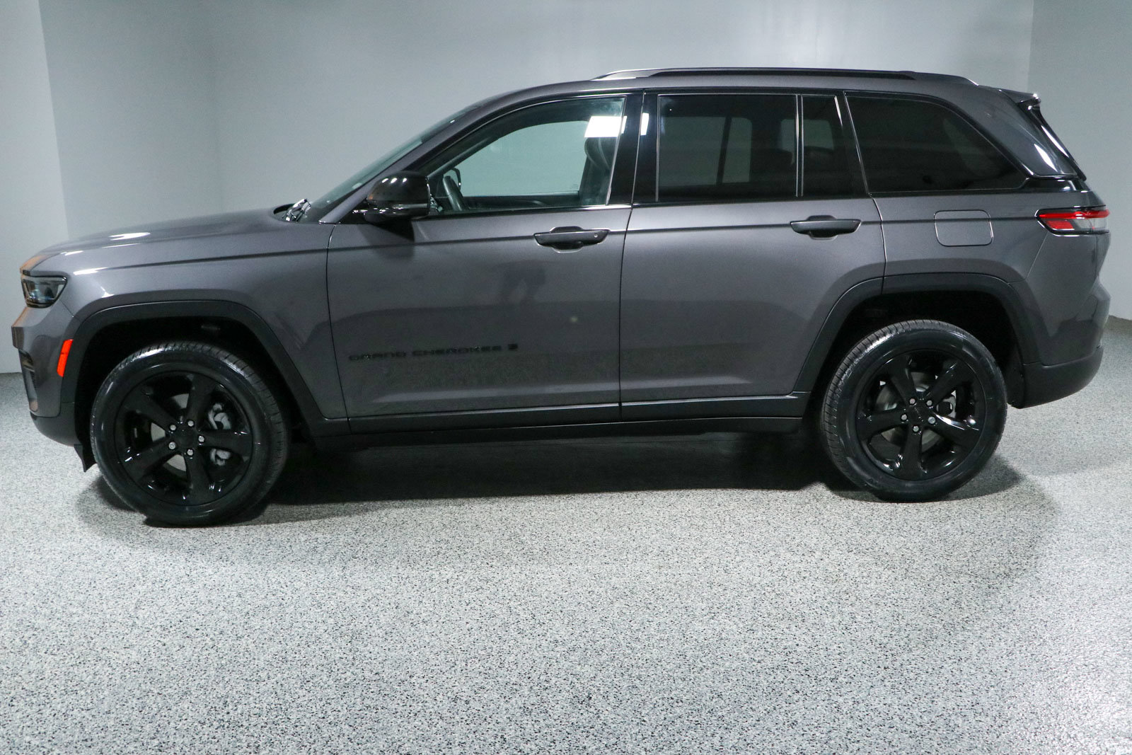 Used 2023 Jeep Grand Cherokee Altitude AWD/4WD image 10