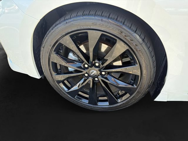 Used 2023 Nissan Maxima SR w/ Sport Mat Group FWD image 11