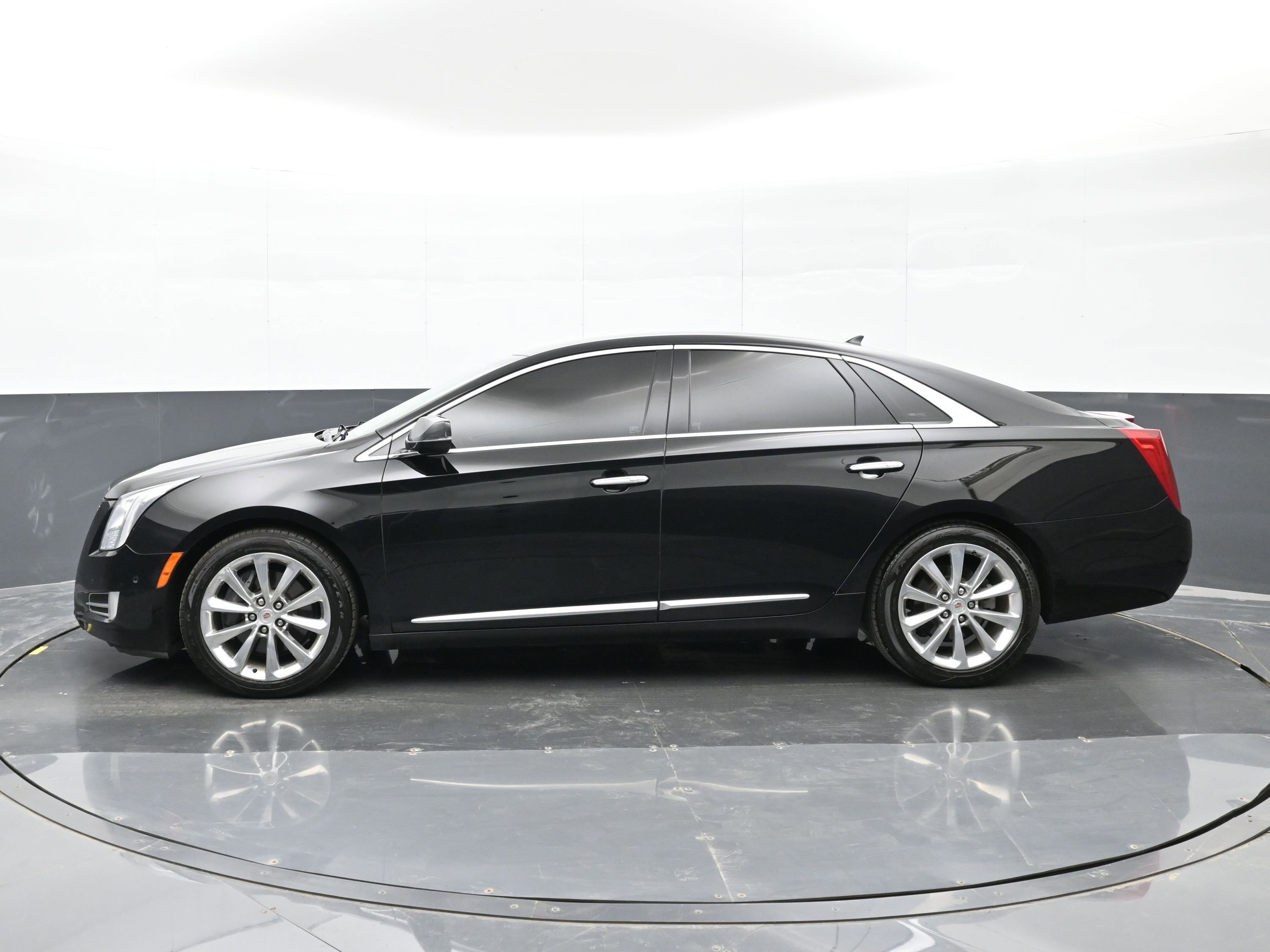 Used 2014 Cadillac XTS Luxury w/ Driver Awareness Package FWD image 9