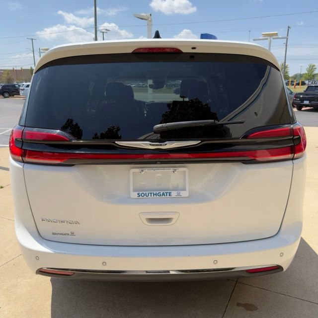 Used 2024 Chrysler Pacifica Touring-L FWD image 4