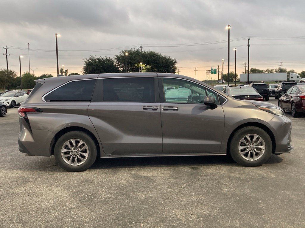 Used 2022 Toyota Sienna LE FWD image 3