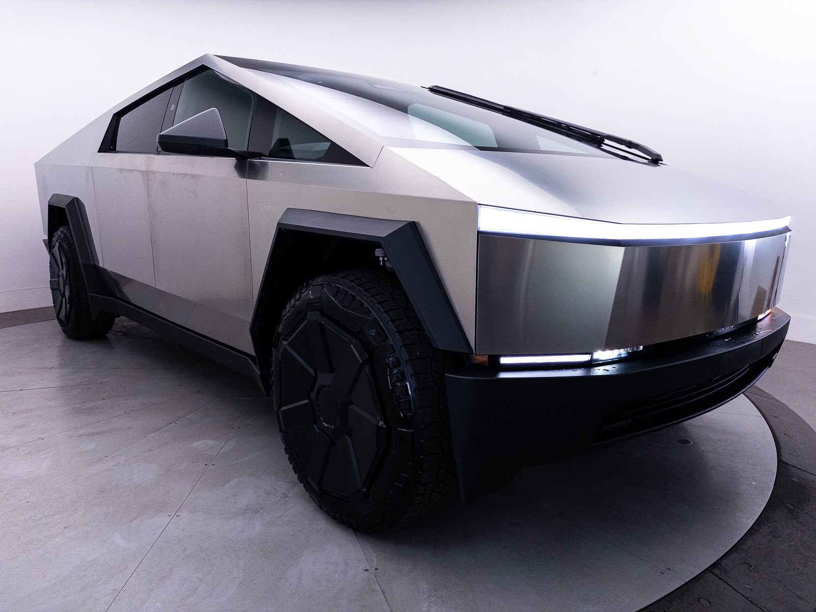 Used 2024 Tesla Cybertruck AWD Crew Cab image 12