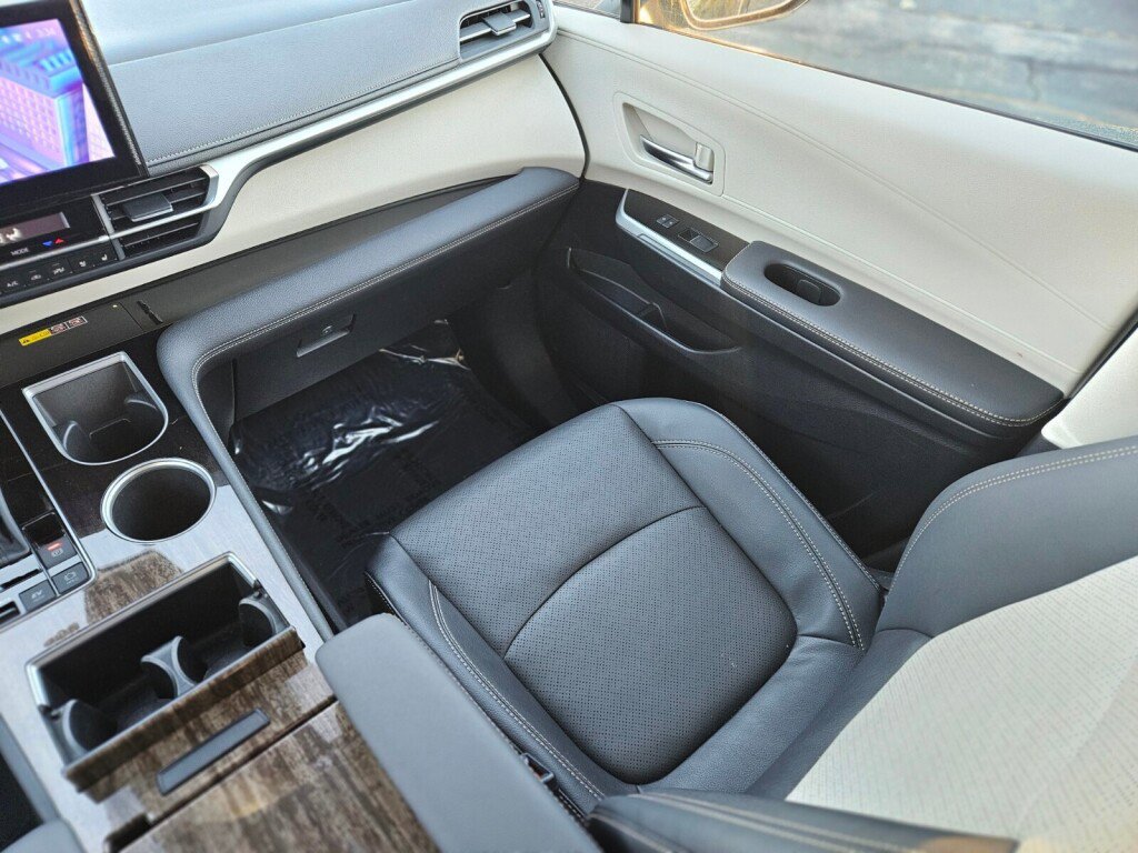 Used 2025 Toyota Sienna Platinum image 12
