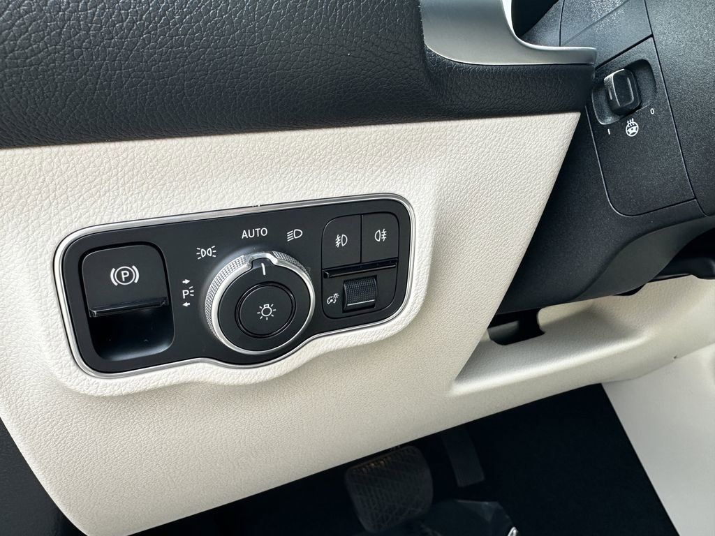 Certified 2025 Mercedes-Benz GLB 250 4MATIC image 27
