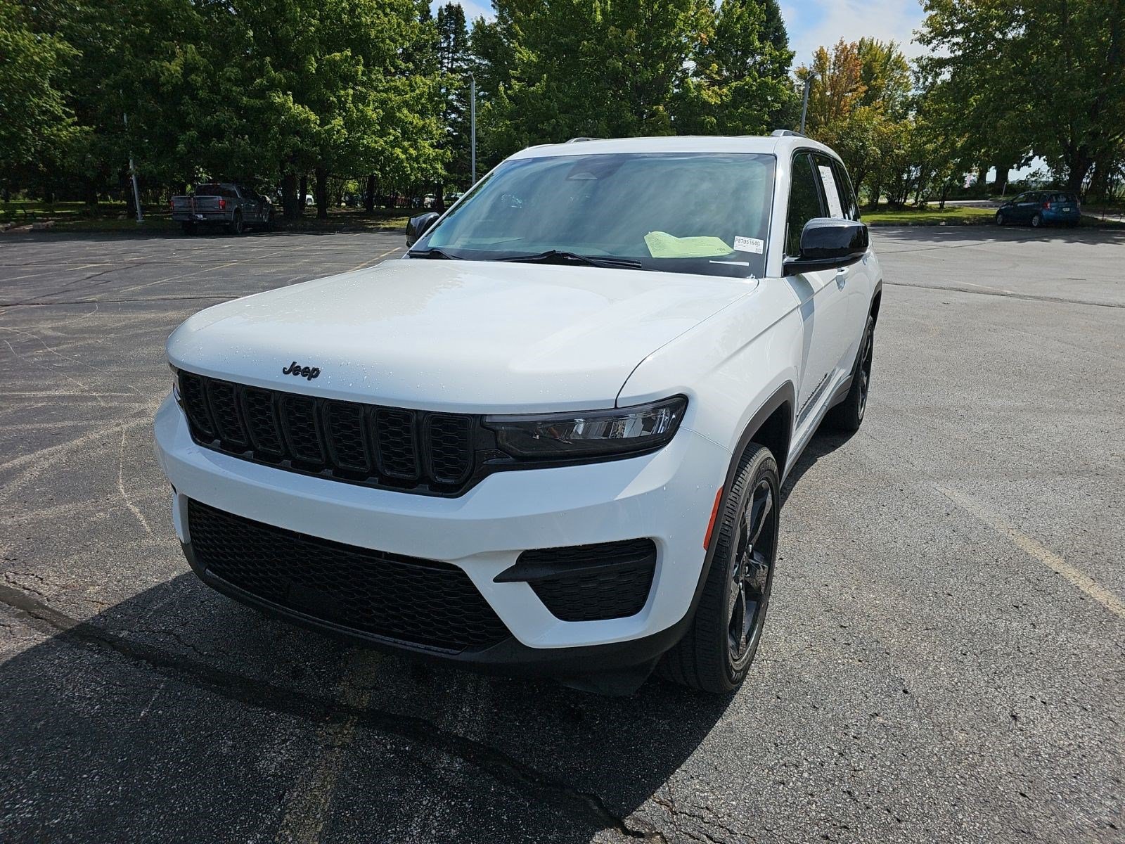 Used 2023 Jeep Grand Cherokee Altitude AWD/4WD image 2