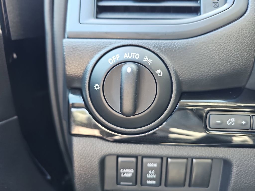 Used 2024 Nissan Titan SV w/ SV Convenience Package image 28