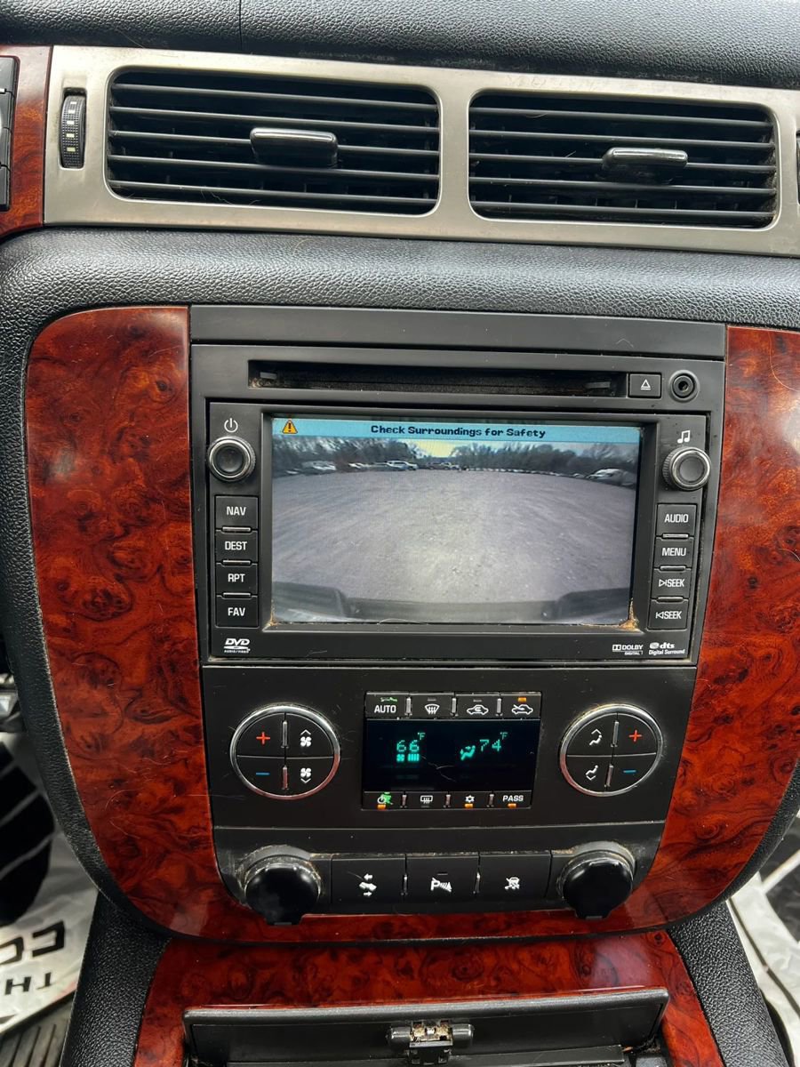 Used 2011 Chevrolet Avalanche LTZ AWD/4WD image 19