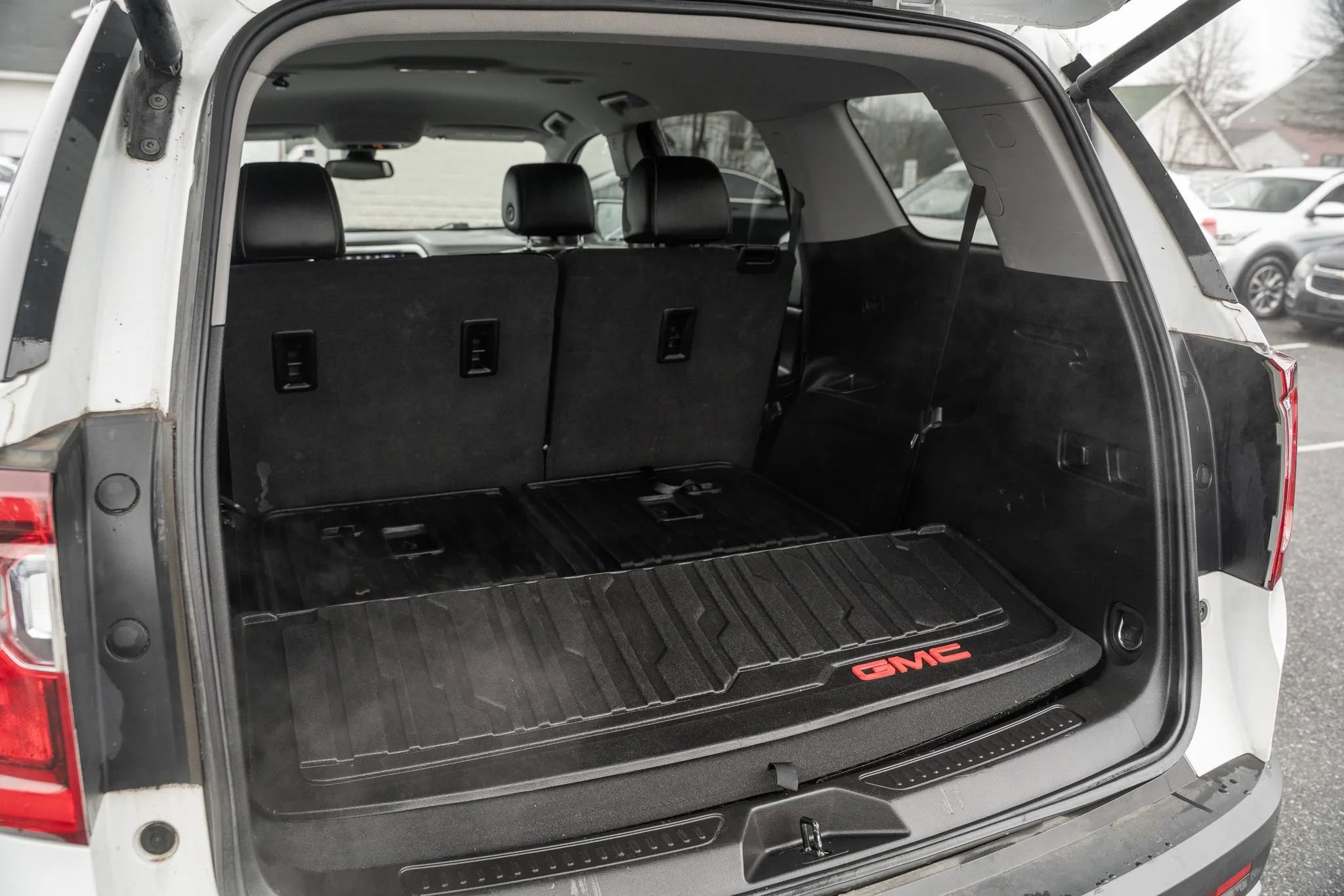 Used 2022 GMC Acadia SLT w/ LPO, Floor Liner Package image 10