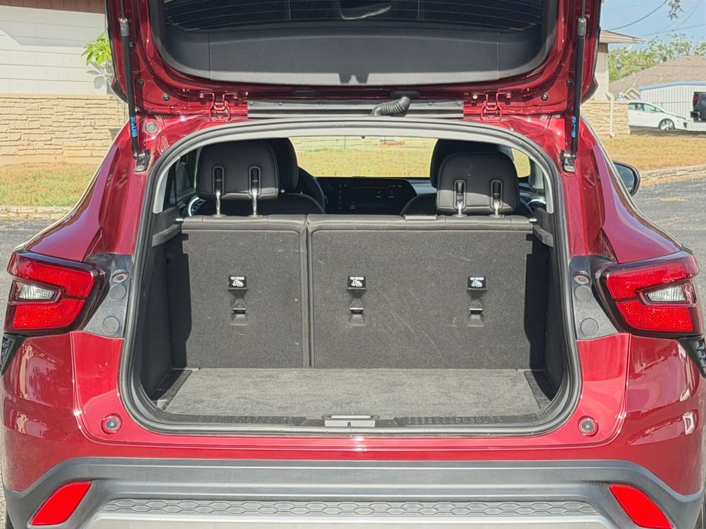 Used 2025 Chevrolet Trax LT FWD image 19