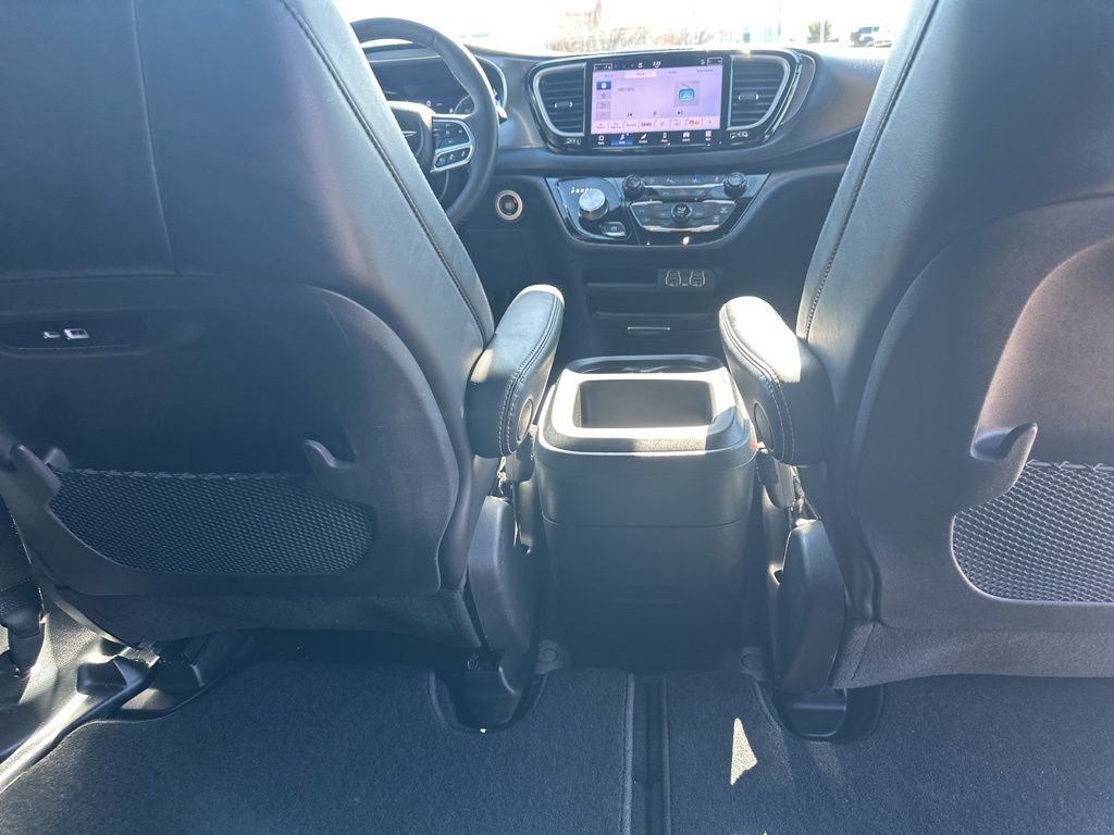 Used 2025 Chrysler Pacifica Select image 28