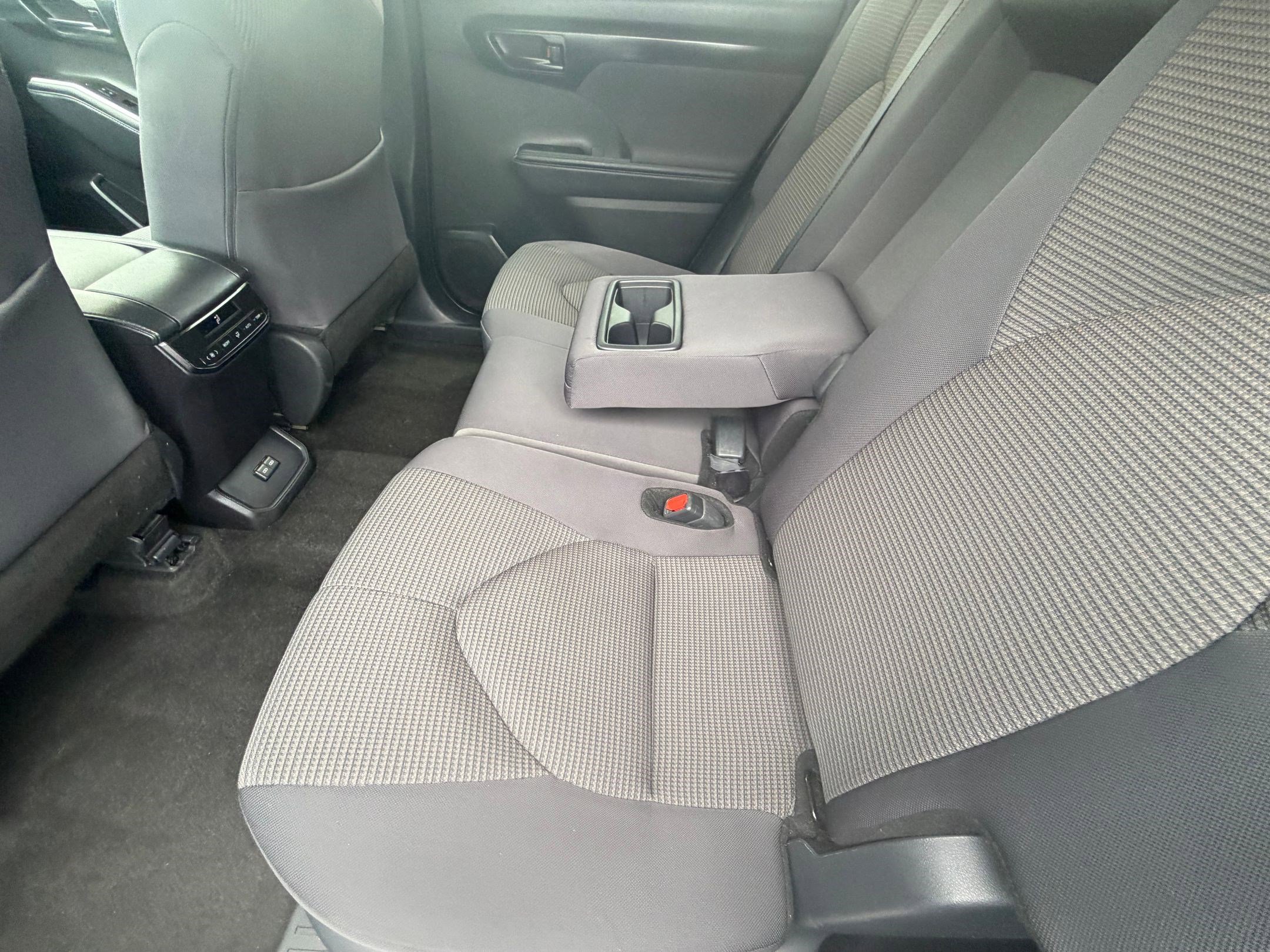 Used 2025 Toyota Highlander LE image 28