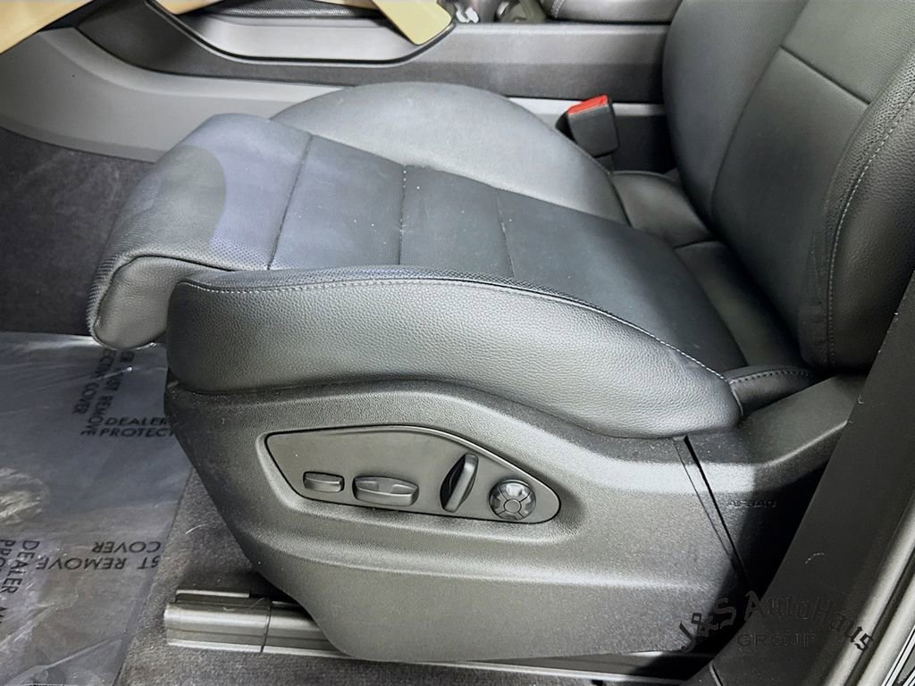 Used 2024 Porsche Cayenne w/ Premium Package image 26