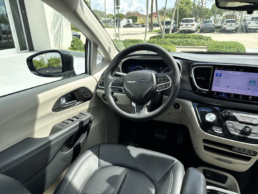 Used 2024 Chrysler Pacifica Touring-L FWD image 21