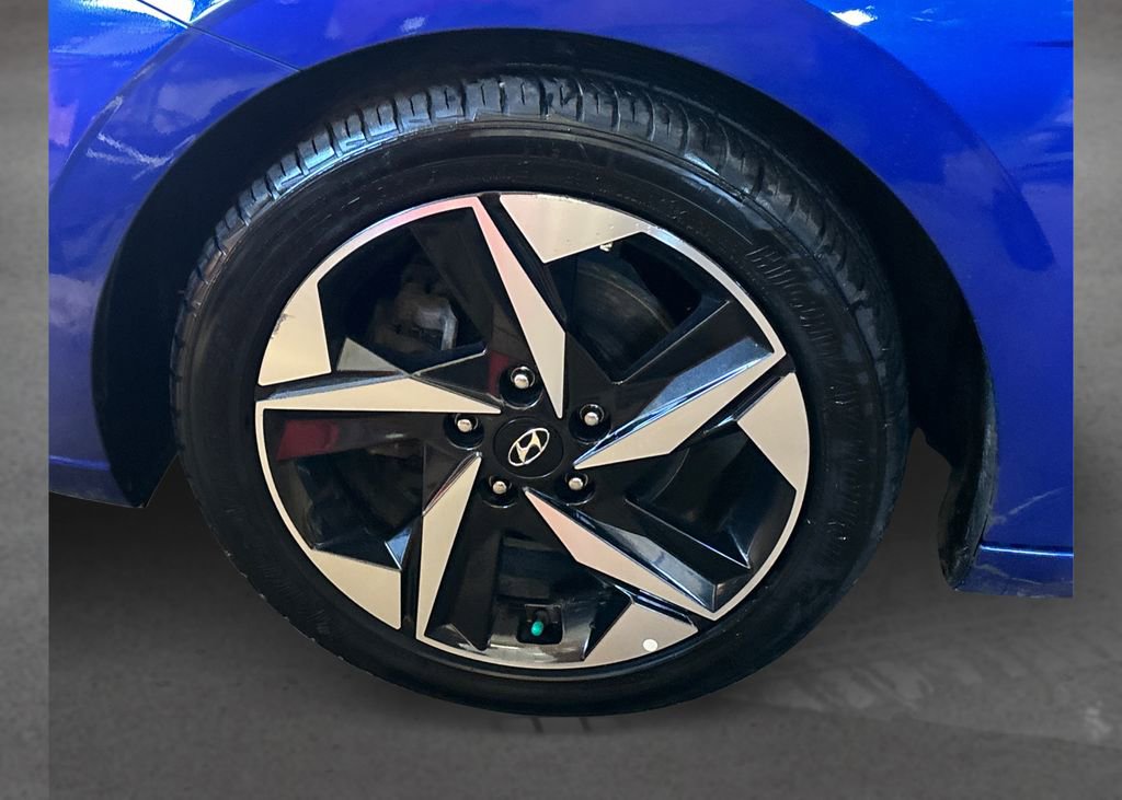 Used 2021 Hyundai Elantra Limited image 12