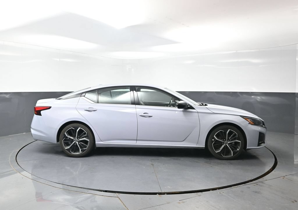 Used 2024 Nissan Altima 2.5 SR FWD image 3