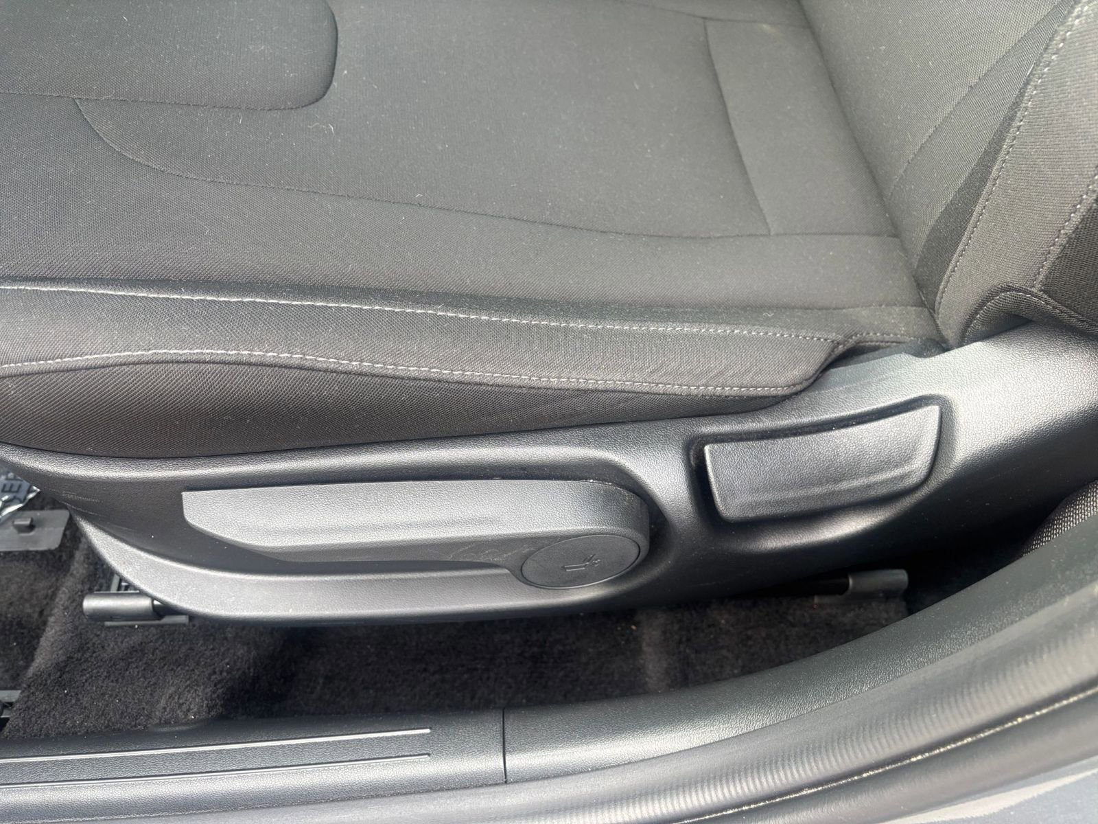 Used 2025 Hyundai Elantra SEL FWD image 23