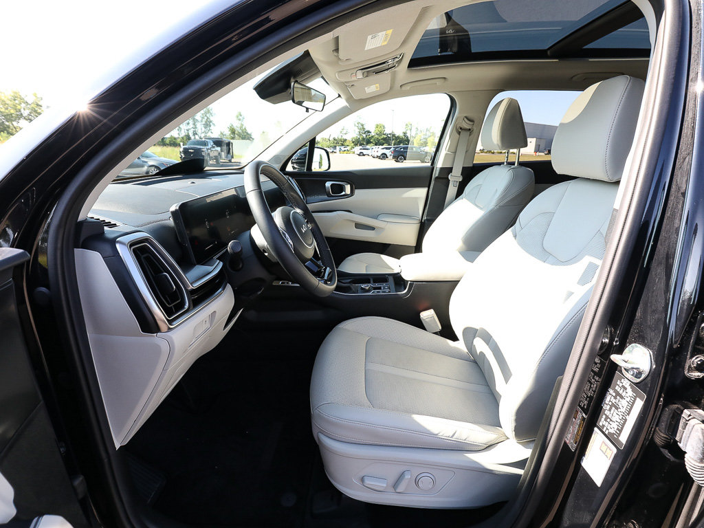 Certified 2025 Kia Sorento S w/ Panoramic Sunroof Package FWD image 13