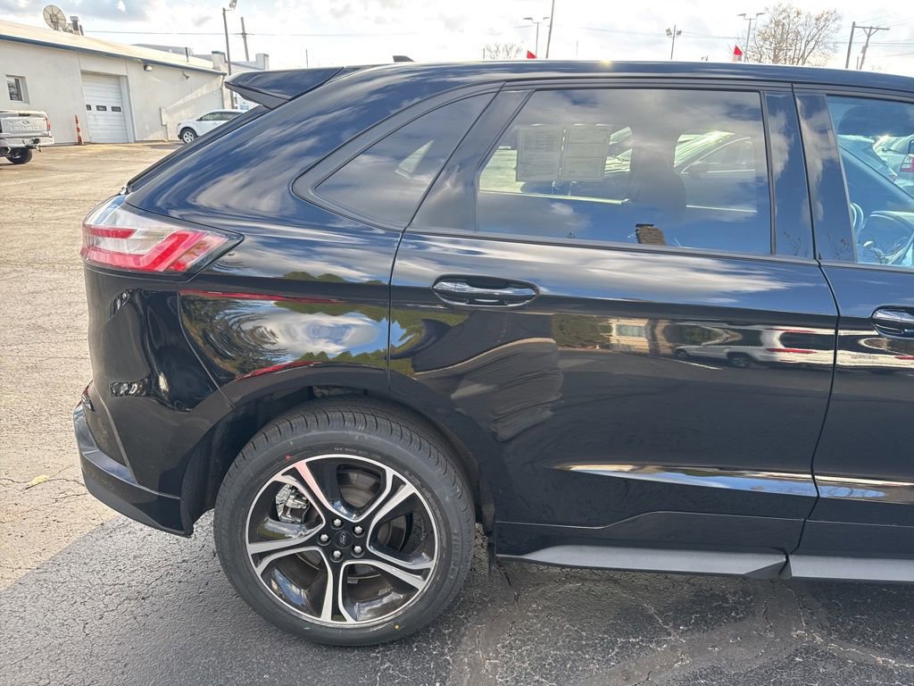 Used 2022 Ford Edge ST image 17