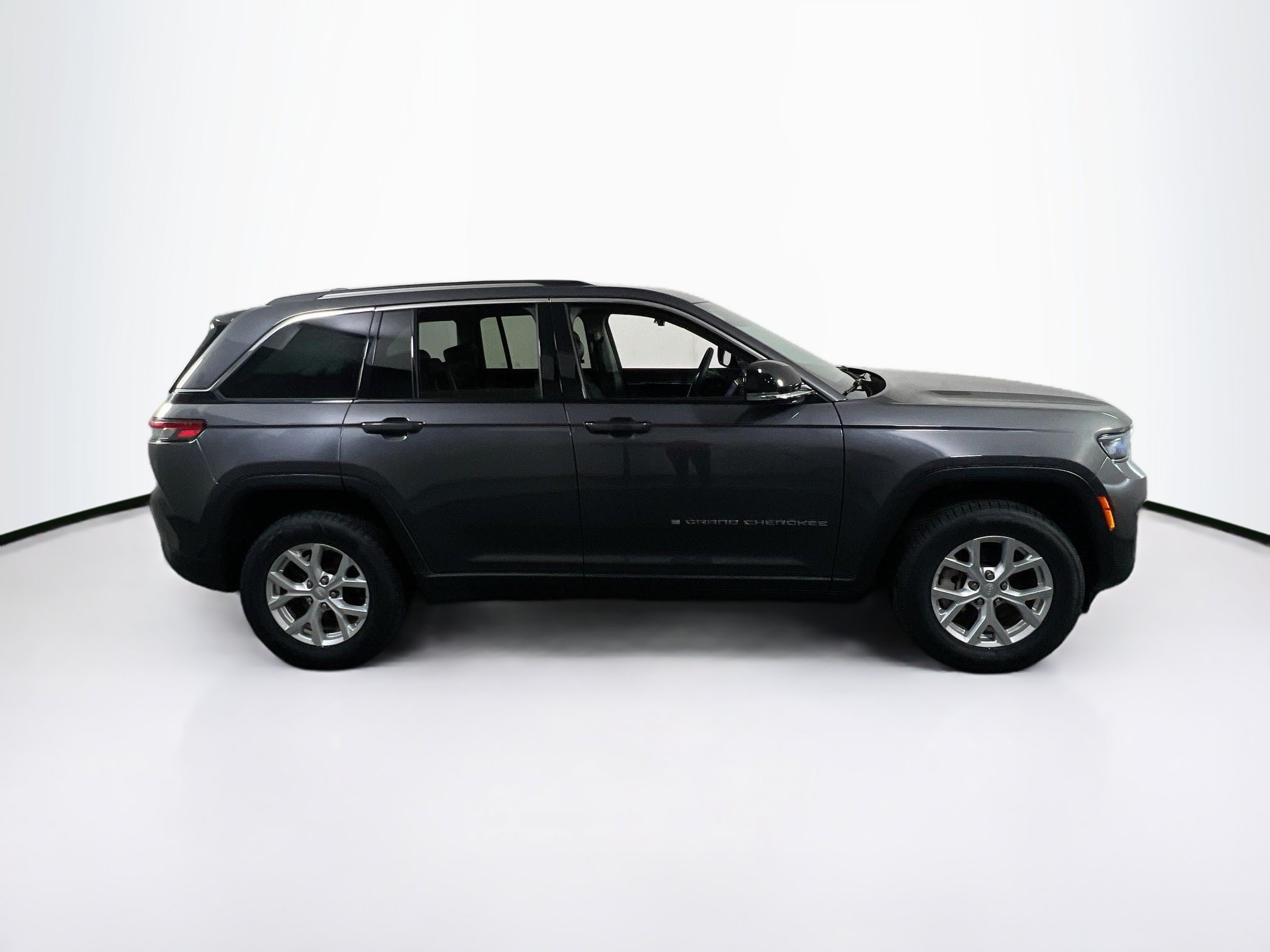 Used 2023 Jeep Grand Cherokee Limited w/ Trailer Tow Prep Group (B) AWD/4WD image 4