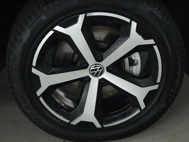 Used 2025 Volkswagen Tiguan SE AWD/4WD image 10