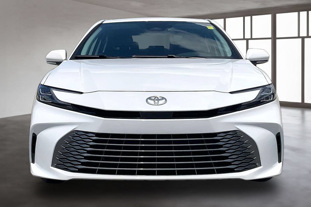 Used 2025 Toyota Camry XLE FWD image 2