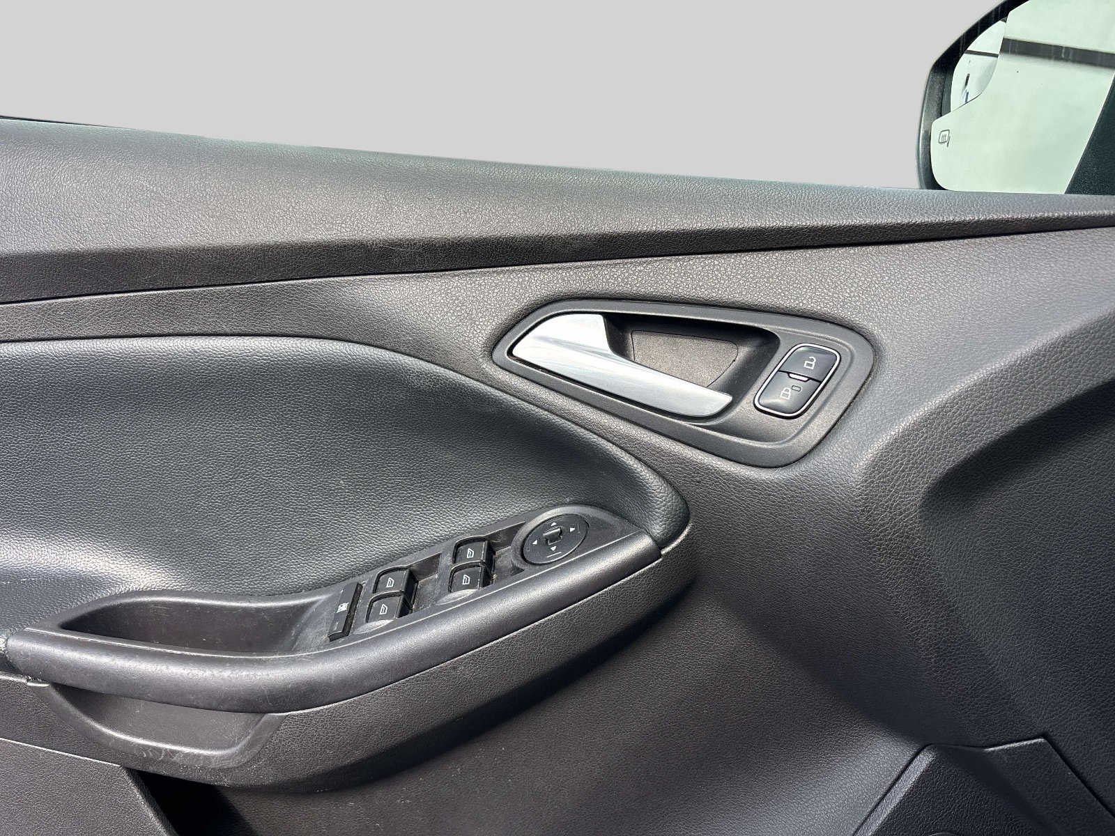 Used 2018 Ford Focus SE w/ SE Appearance Package FWD image 14