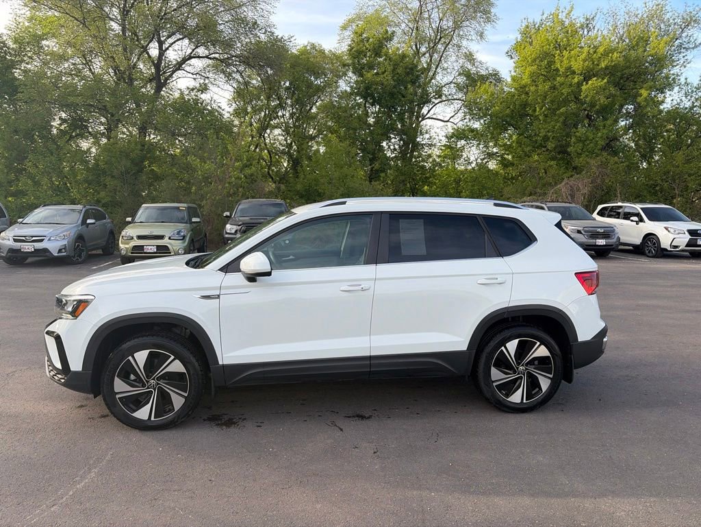Used 2024 Volkswagen Taos SE AWD/4WD image 3