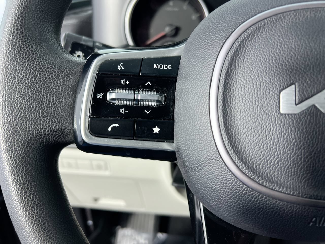Certified 2024 Kia Carnival LX FWD image 15