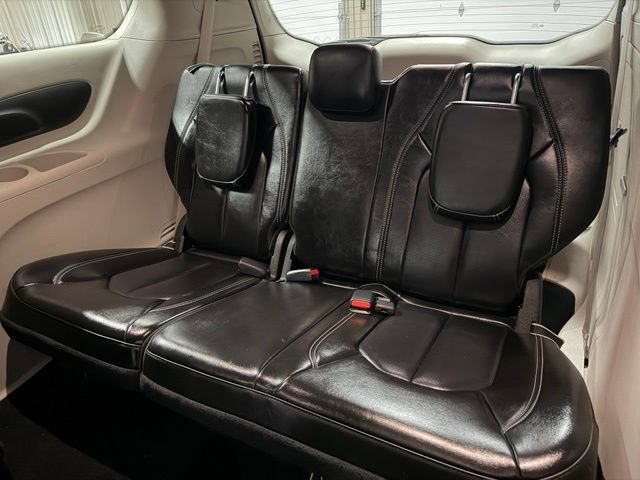 Used 2023 Chrysler Pacifica Touring-L FWD image 21