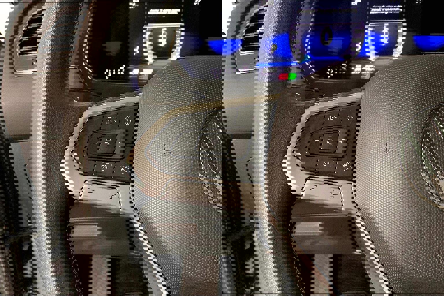 Used 2023 Volkswagen Tiguan SE w/ Panoramic Sunroof Package image 18